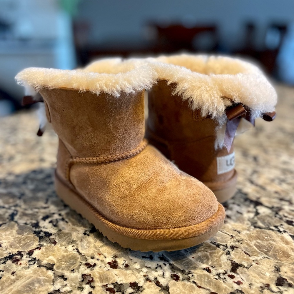 UGG Mini Bailey Bow II Boot - Little Kid - Chestnut